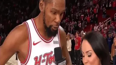 《揭秘国足选帅风云：本土名帅李霄鹏成热门人选，四强之争谁能问鼎？》