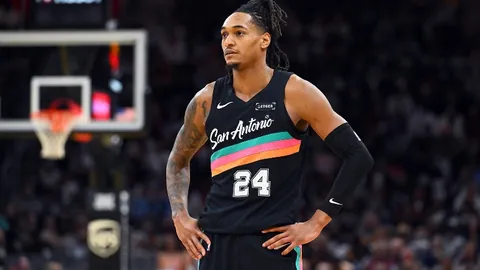 《伯恩茅斯球星塞门约浪漫求婚，爱情长跑五年终成正果》